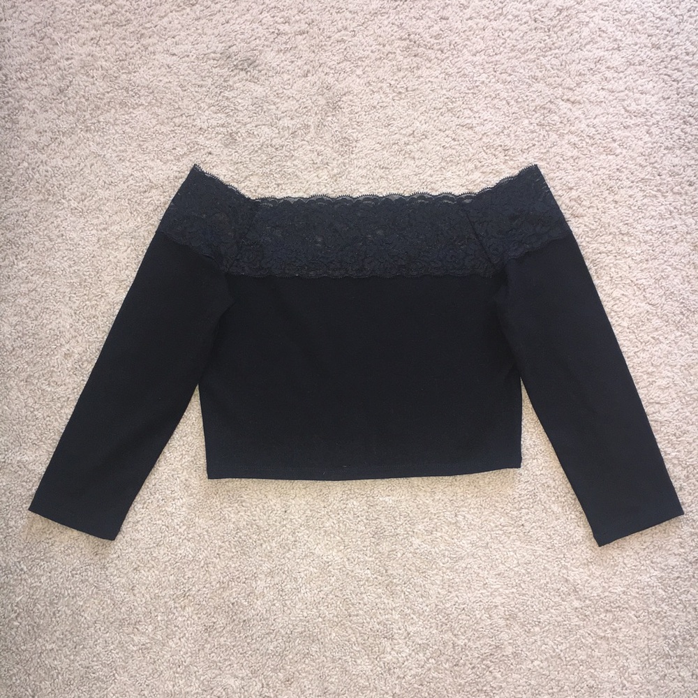 Off the shoulder Lace Crop Top🕸